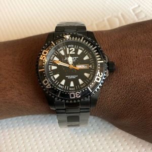Men’s black watch